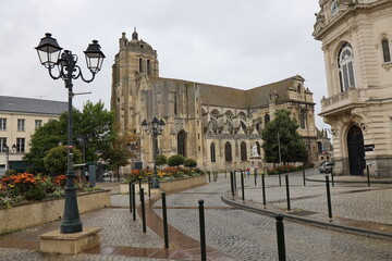 L'église Saint Pierre, vue de l'extérieur, ville de Dreux, département de l'Eure et Loir, France