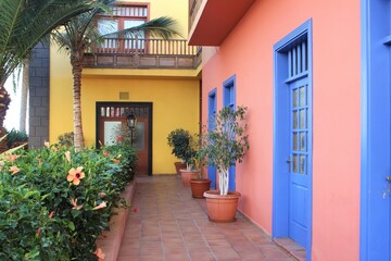 Fototapeta na wymiar Colorful homes in Los Gigantes