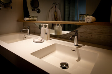 vue sur deux éviers de salle de bain de forme rectangulaires avec une robinetterie chrome 