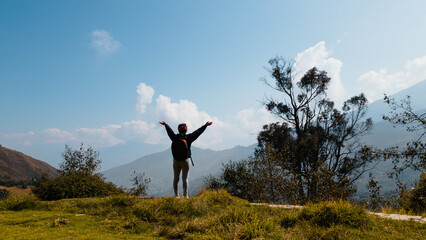 Hermosas monta&ntilde;as y mujer joven de pie con mochila en el camino el amanecer en verano. Paisaje con chica deportiva en la cima de la monta&ntilde;a, bosque, colinas, cielo blancos con nubes, Viaje,