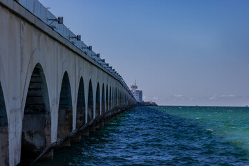 Obraz premium Muelle hacia el horizonte
