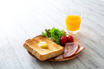 オレンジジュースとバタートーストの朝食、栄養バランスの良い食事