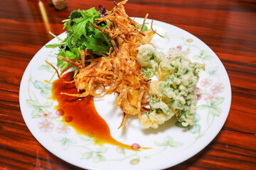 野菜と天ぷら、かき揚げ、チップス