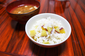 サツマイモご飯と、豆腐とわかめの味噌汁