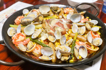 パーティー料理、エビと魚と貝と野菜と肉のパエリヤ