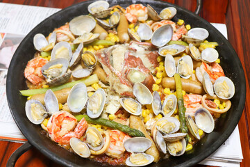パーティー料理、エビと魚と貝と野菜と肉のパエリヤ