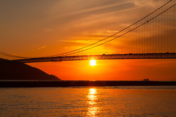 Obraz premium 明石海峡大橋と夕日 神戸市垂水区にて