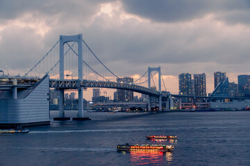 レインボーブリッジと屋形船
