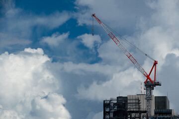 ビルの上の建築用の大型クレーン