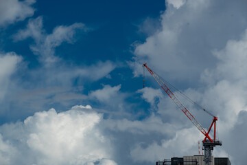 ビルの上の建築用の大型クレーン