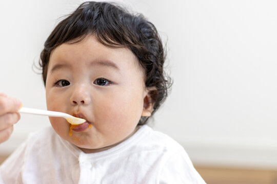 離乳食を食べる赤ちゃん（0歳、生後7カ月、日本人、男の子）