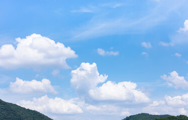 Obraz premium Blue sky on a sunny day. white cumulus clouds