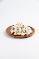 mini king oyster mushroom on wood plate, 미니 새송이버섯 정면사진