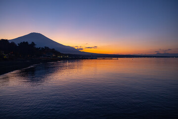 オレンジに染まる空と富士山