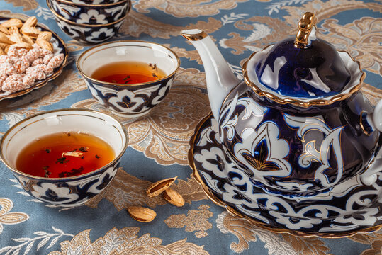 traditional uzbek tea with nuts