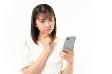 スマホを見て考えている女性