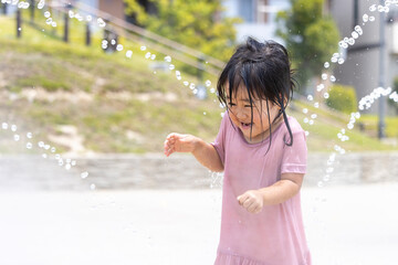公園で水遊びする女の子（3歳、日本人）