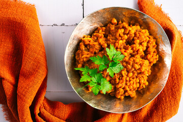 rote Linsen Essen im Teller, Schale. Zubereitet als Dal, Salat, Curry mit Kokosmilch und indischen...