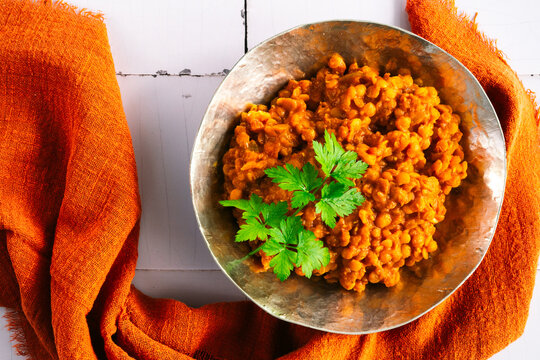 rote Linsen Essen im Teller, Schale. Zubereitet als Dal, Salat, Curry mit Kokosmilch und indischen Gew&uuml;rzen. Dekorativ angerichtet mit glatter Petersilie