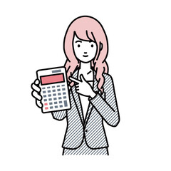 立って電卓を指差してこちらに向けて見せているスーツの女性