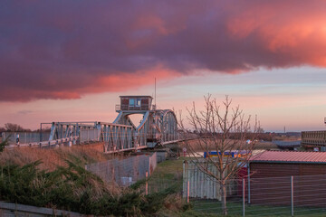 Fototapeta na wymiar Zum Sonnenuntergang am der Meiningenbrücke am Bodden bei Zingst an der Ostsee.