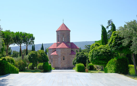 The Holy Trinity Cathedral of Tbilisi: A Stunning Example of Georgian Orthodox Church Architecture, Divine Splendor 