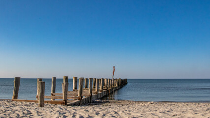 Alte Slipanlage mit Sea Daughter, Spiegelfigur am Strand von Zingst an der Ostsee.