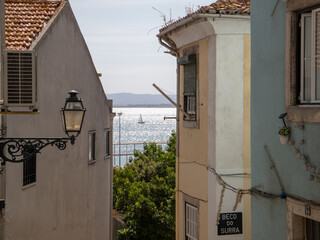 Vista para o rio Tejo, a partir de um bairro típico de Lisboa