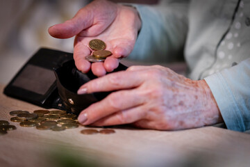 Rentnerin zählt Kleingeld 