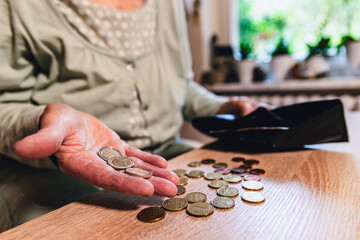Rentnerin zählt Kleingeld 