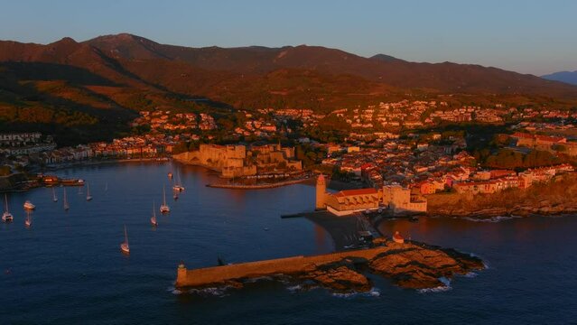 vue a&eacute;rienne de Collioure en descendant au lever du soleil