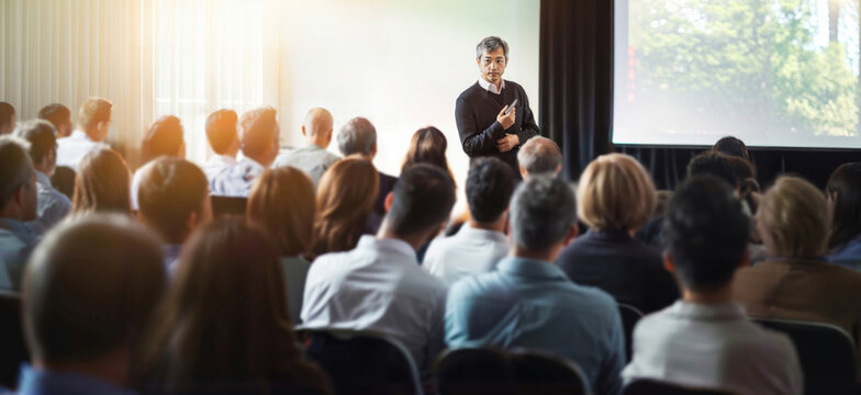 セミナーで講演を行うビジネスマン、生成AI
