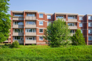 Modernes Wohnhaus am Fluss Wörpe, Lilienthal, Niedersachsen, Deutschland