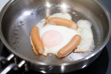 フライパンで料理された目玉焼き