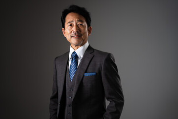 ポージングを取るミドル男性　ビジネスイメージ