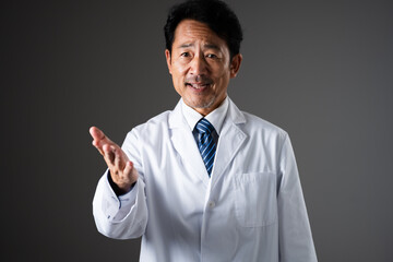 案内をするミドル男性　医療イメージ