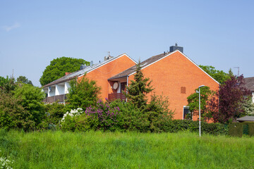 Modernes Wohnhaus am Fluss Wörpe im Frühling, Lilienthal, Niedersachsen, Deutschland