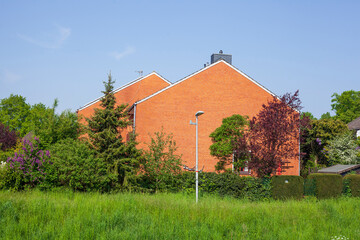 Modernes Wohnhaus am Fluss Wörpe im Frühling, Lilienthal, Niedersachsen, Deutschland