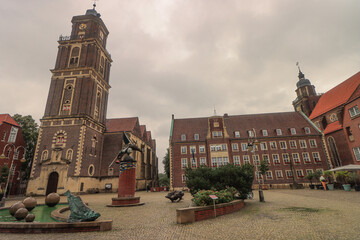Marktplatz im münsterländischen Coesfeld mit Lambertikirche, Rathaus und ehem. Jesuitenkirche