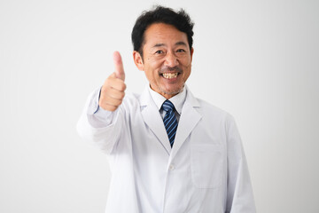 サムズアップをするミドル男性　医療イメージ