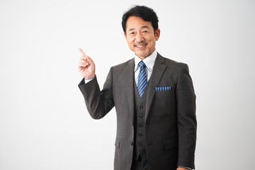指差しをするミドル男性　ビジネスイメージ