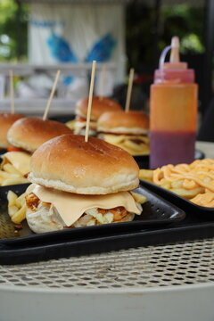 Cheesy Chicken Burger !!! Anyone can fall in love with this Cheesy Chicken Burger and eat the burger right away with their fingers