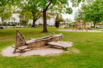 ein Spielplatz in Leegebruch, mit verschiedenen Elementen