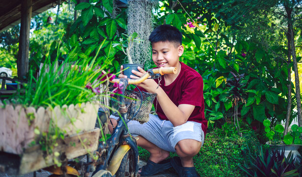 Asian boys have found old bicycles by turning them into flower pots for their homes.This creative idea not only makes use of discarded items but also creates a beautiful and sustainable garden design