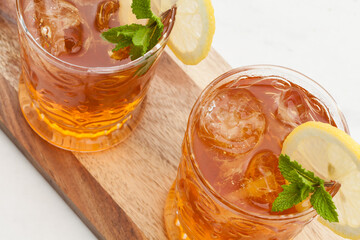 Iced tea with lemon.