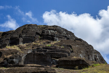 Fototapeta na wymiar Nicht fertiggestellte Moai im Steinbruch am Berg Rano Raraku, Rapa Nui, Osterinsel