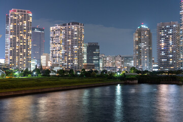 Fototapeta premium 横浜タワーマンションが立ち並ぶ夜景 Night view of Yokohama Tower apartments