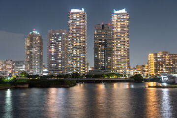 Fototapeta na wymiar 横浜タワーマンションが立ち並ぶ夜景　Night view of Yokohama Tower apartments