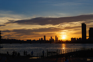Naklejka premium Red sunset and people of the Han River seen from Banpo Han river Park