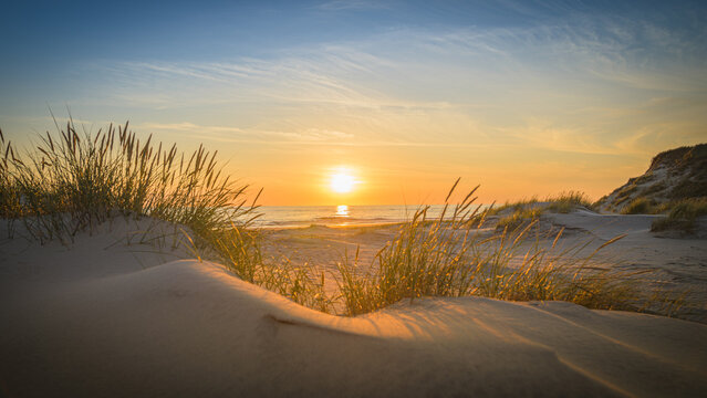 Weg zwischen den D&uuml;nen f&uuml;hrt zum Strand bei Sonnenuntergang